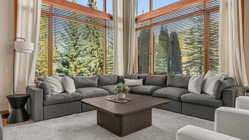 1802 Greywolf Drive, Panorama, BC - Indoor Photo Showing Living Room