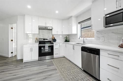 26 Denman Cr, Winnipeg, MB - Indoor Photo Showing Kitchen With Upgraded Kitchen