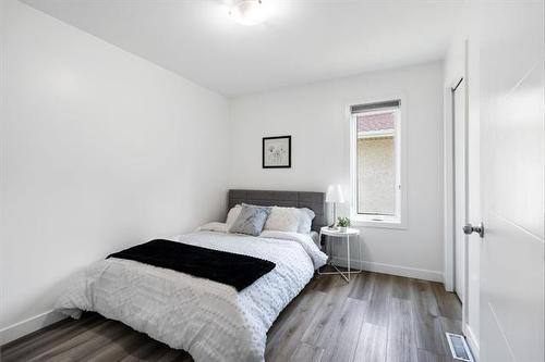 26 Denman Cr, Winnipeg, MB - Indoor Photo Showing Bedroom