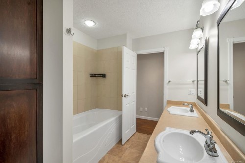 66 Oregon Rd, Campbell River, BC 