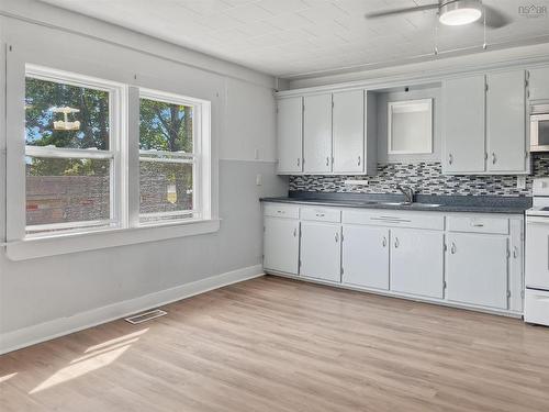 119 Pier Road, Parrsboro, NS - Indoor Photo Showing Kitchen