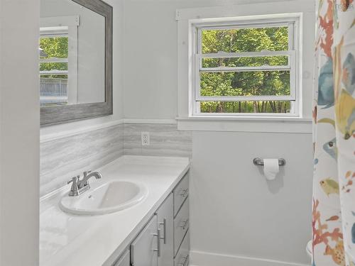 119 Pier Road, Parrsboro, NS - Indoor Photo Showing Bathroom