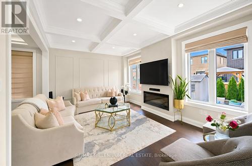 18 Boone Crescent, Vaughan, ON - Indoor Photo Showing Living Room