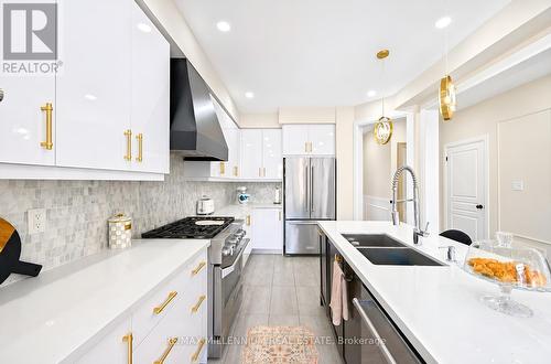 18 Boone Crescent, Vaughan, ON - Indoor Photo Showing Kitchen With Double Sink With Upgraded Kitchen
