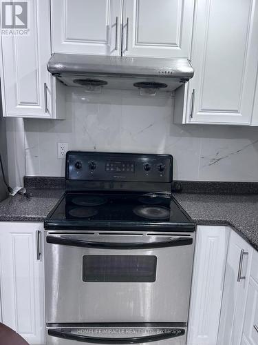 21 Donlamont Circle, Brampton, ON - Indoor Photo Showing Kitchen