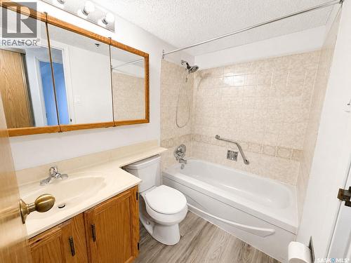 1401 430 5Th Avenue N, Saskatoon, SK - Indoor Photo Showing Bathroom