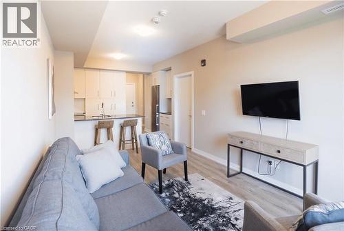 40 Esplanade Lane Unit# 402, Grimsby, ON - Indoor Photo Showing Living Room