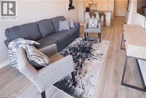 40 Esplanade Lane Unit# 402, Grimsby, ON - Indoor Photo Showing Living Room