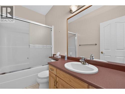 Full bathroom on main floor. - 7083 Jasper Drive, Vernon, BC - Indoor Photo Showing Bathroom