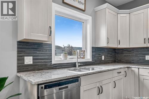 523 Redwood Crescent, Warman, SK - Indoor Photo Showing Kitchen With Double Sink With Upgraded Kitchen
