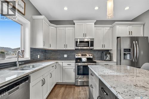 523 Redwood Crescent, Warman, SK - Indoor Photo Showing Kitchen With Stainless Steel Kitchen With Double Sink With Upgraded Kitchen