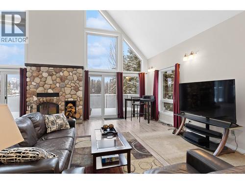 9315 Paradise Road, Kelowna, BC - Indoor Photo Showing Living Room With Fireplace