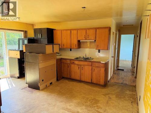 4696 Cascade Place, Powell River, BC - Indoor Photo Showing Kitchen With Double Sink