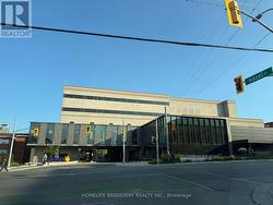 Minuter walk to Wilfred Laurier University - 