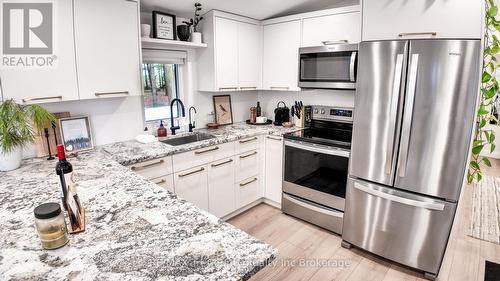 Guesthouse - 8987 Powers Road, Central Elgin, ON - Indoor Photo Showing Kitchen With Upgraded Kitchen