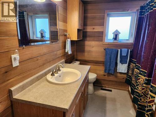 242 Dawson Drive, Faro, YT - Indoor Photo Showing Bathroom