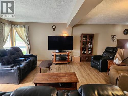 242 Dawson Drive, Faro, YT - Indoor Photo Showing Living Room