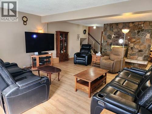 242 Dawson Drive, Faro, YT - Indoor Photo Showing Living Room