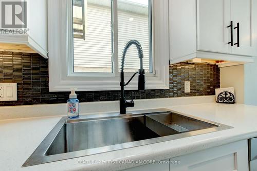 79 Newbridge Crescent, Brampton (Westgate), ON - Indoor Photo Showing Kitchen With Double Sink