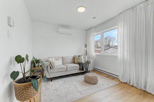 Salon - 145 Rue Bachand, Noyan, QC - Indoor Photo Showing Other Room