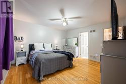 Primary w/ 2 closets - 
