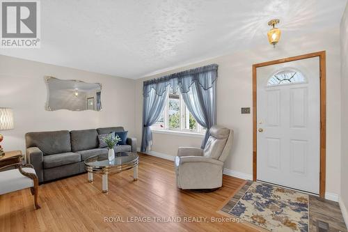 7 Thompson Avenue, St. Thomas, ON - Indoor Photo Showing Living Room