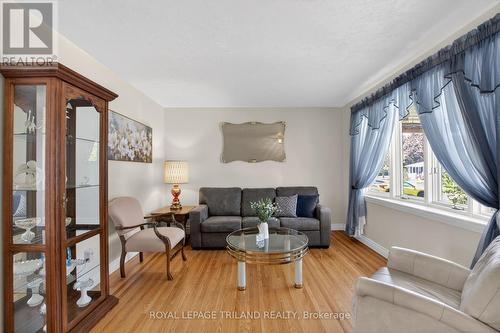 7 Thompson Avenue, St. Thomas, ON - Indoor Photo Showing Living Room