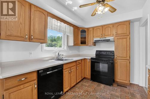 7 Thompson Avenue, St. Thomas, ON - Indoor Photo Showing Kitchen