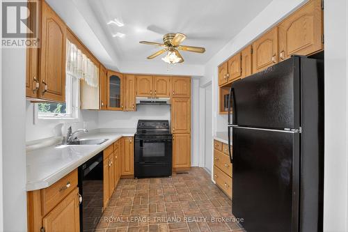 7 Thompson Avenue, St. Thomas, ON - Indoor Photo Showing Kitchen