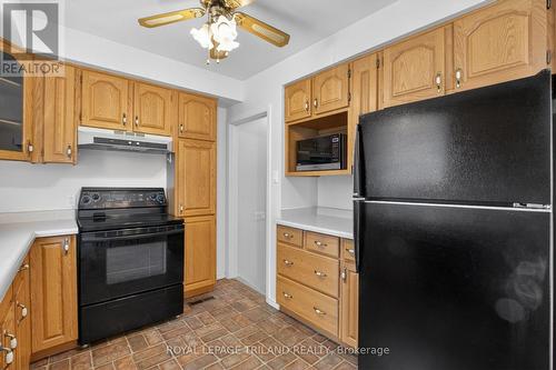 7 Thompson Avenue, St. Thomas, ON - Indoor Photo Showing Kitchen
