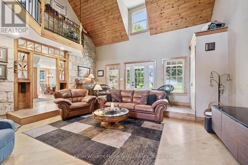 996 Scotland Street, Centre Wellington (Fergus), ON - Indoor Photo Showing Living Room