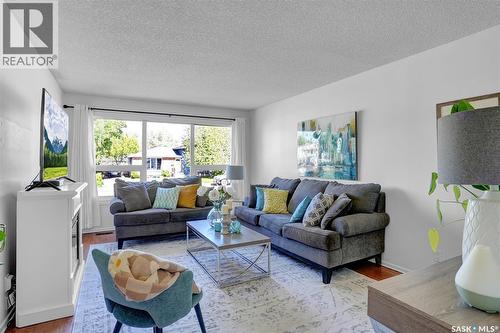 1385 Queen Crescent, Moose Jaw, SK - Indoor Photo Showing Living Room