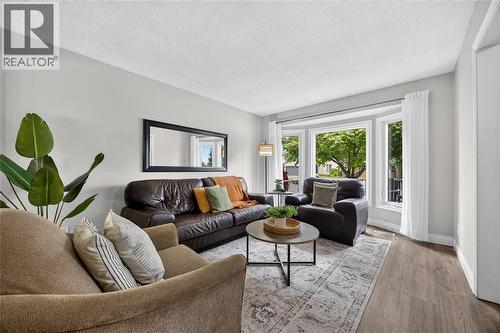 395 Brooktree Drive, St Clair, ON - Indoor Photo Showing Living Room
