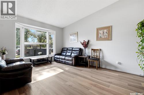 1054 Bayda Crescent, Regina, SK - Indoor Photo Showing Living Room