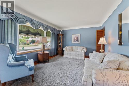 1003 Isabelle Place, Windsor, ON - Indoor Photo Showing Living Room