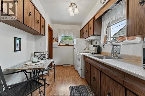 1003 Isabelle Place, Windsor, ON - Indoor Photo Showing Kitchen