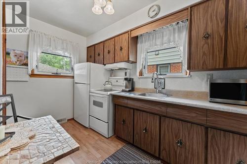 1003 Isabelle Place, Windsor, ON - Indoor Photo Showing Kitchen