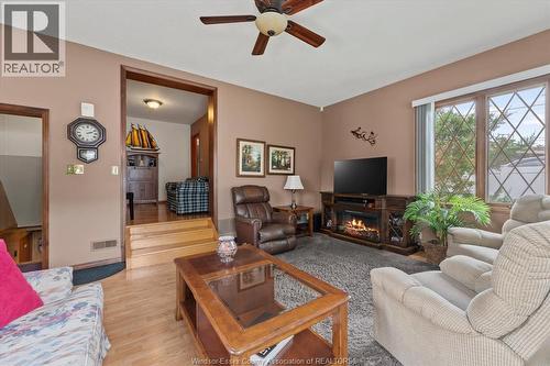 1003 Isabelle Place, Windsor, ON - Indoor Photo Showing Living Room