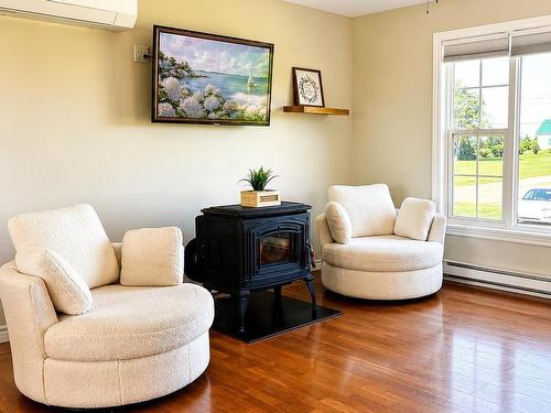 207 North Drive, Summerside, PE - Indoor Photo Showing Living Room