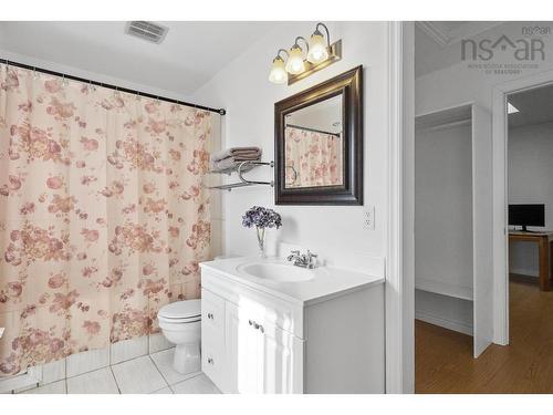 31 Grebe Avenue, Timberlea, NS - Indoor Photo Showing Bathroom