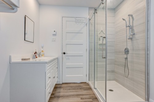 Salle de bains - 16 Ch. Du Lac-Adair, Saint-Hippolyte, QC - Indoor Photo Showing Bathroom