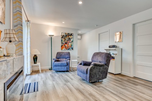Salon - 16 Ch. Du Lac-Adair, Saint-Hippolyte, QC - Indoor