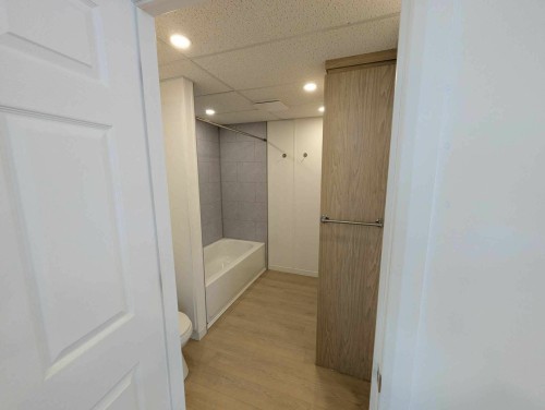 Bathroom - 70 Rue Lapointe, Clermont, QC - Indoor