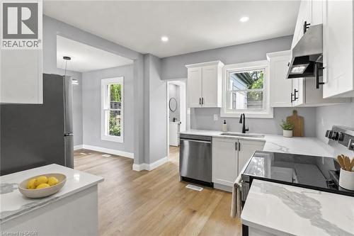 35 East 27Th Street, Hamilton, ON - Indoor Photo Showing Kitchen