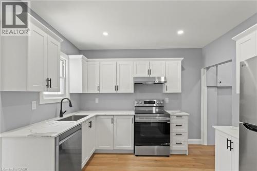 35 East 27Th Street, Hamilton, ON - Indoor Photo Showing Kitchen