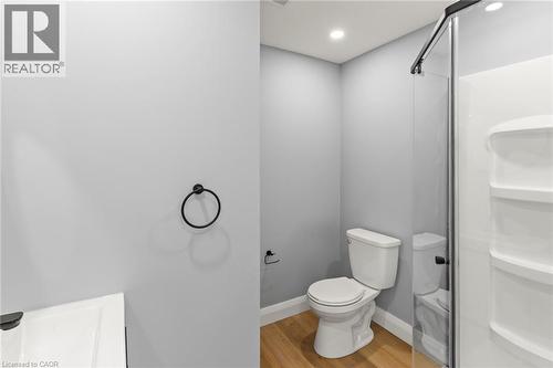 35 East 27Th Street, Hamilton, ON - Indoor Photo Showing Bathroom