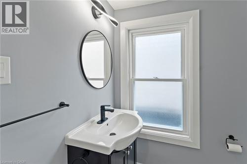 35 East 27Th Street, Hamilton, ON - Indoor Photo Showing Bathroom