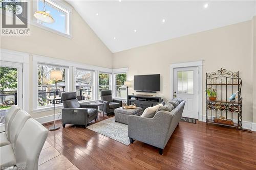 46 Bay Street, Mississauga, ON - Indoor Photo Showing Living Room