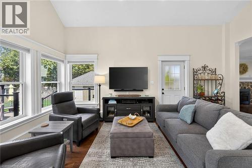 46 Bay Street, Mississauga, ON - Indoor Photo Showing Living Room