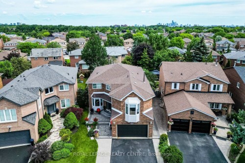 3211 Dovetail Mews, Mississauga, ON - Outdoor With Facade
